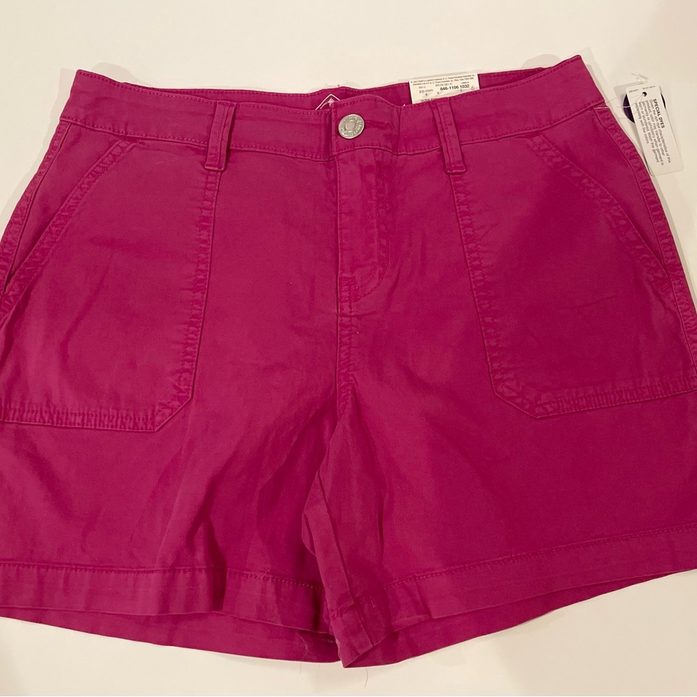 NEW St John's Bay Women's Size 4 Pink Fuschia Mid-Rise 5 in shorts
